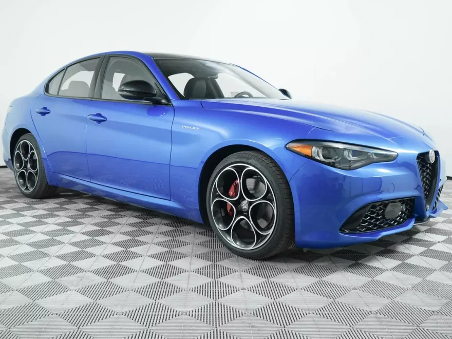 2025 Alfa Romeo Giulia photo 1