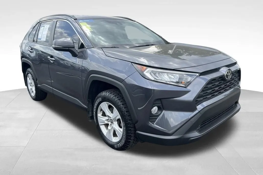 2020 Toyota RAV4 XLE photo 1