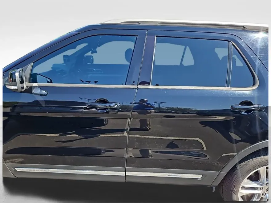 2016 Ford Explorer XLT photo 1