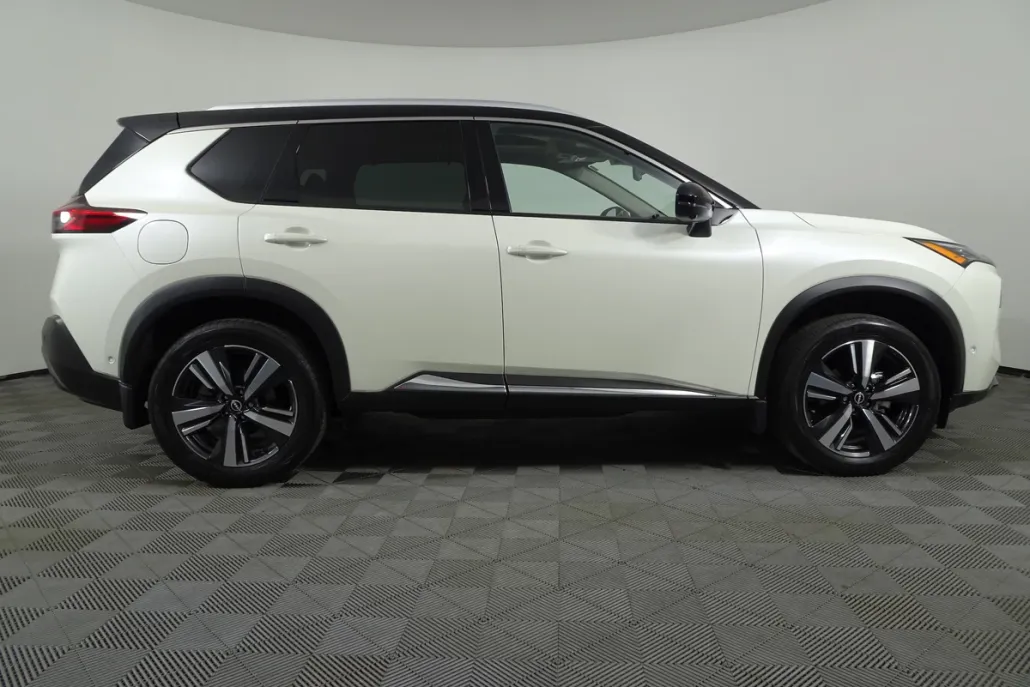 2023 Nissan Rogue SL photo 1