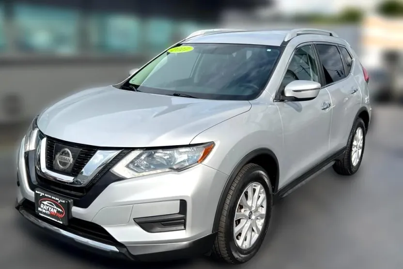 2017 Nissan Rogue SV photo 1
