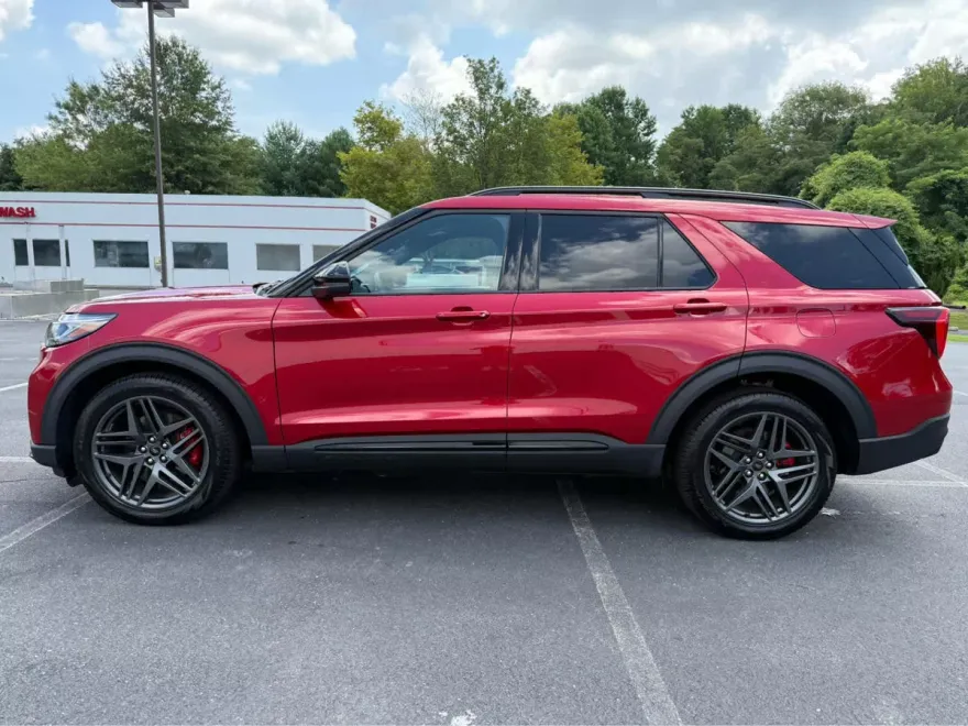 2025 Ford Explorer ST photo 2