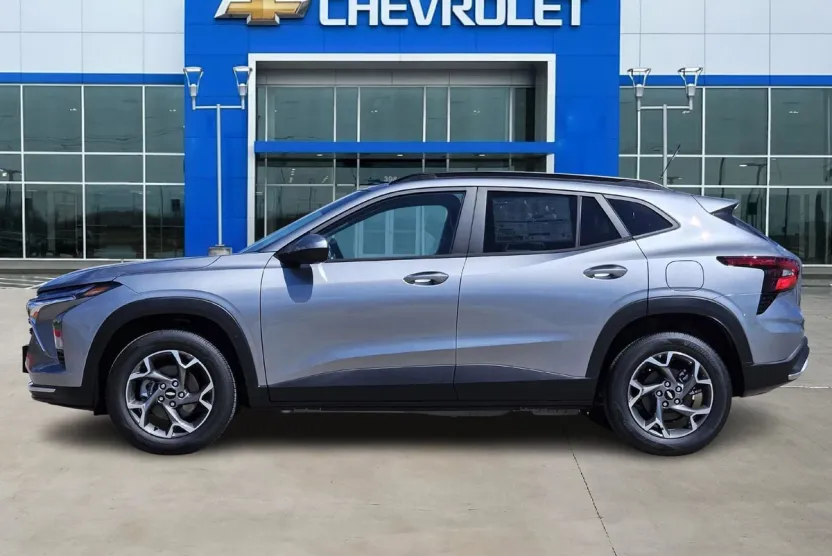 2025 Chevrolet Trax LT photo 1