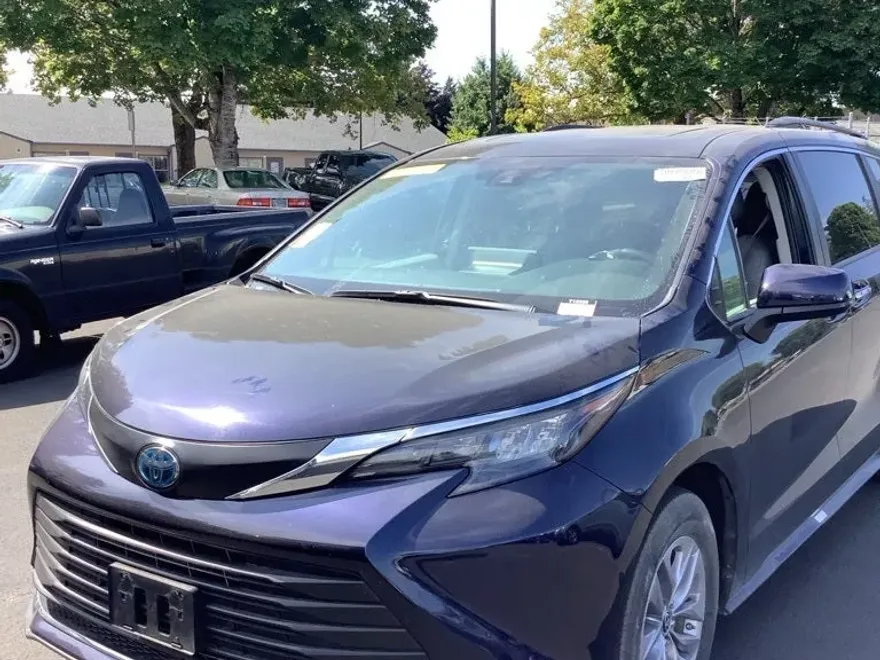 2024 Toyota Sienna XLE photo 1