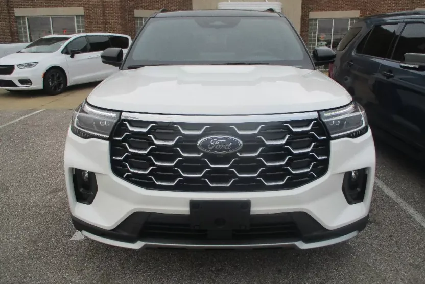 2025 Ford Explorer Platinum photo 1