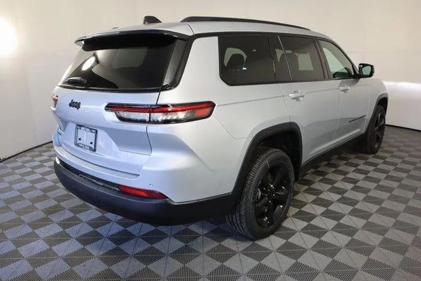 2025 Jeep Grand Cherokee Altitude photo 1