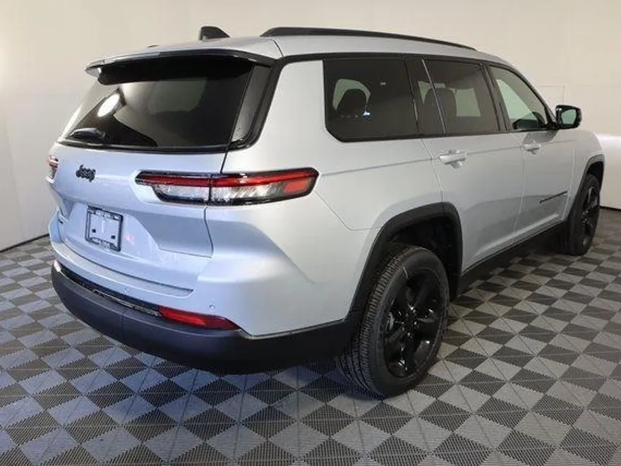 2025 Jeep Grand Cherokee Altitude photo 1