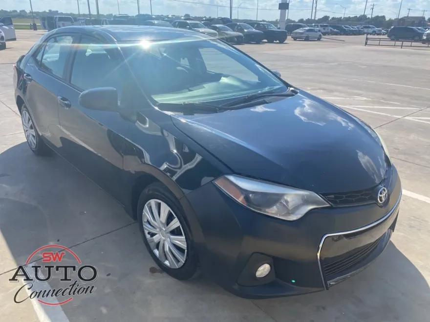 2015 Toyota Corolla L photo 1