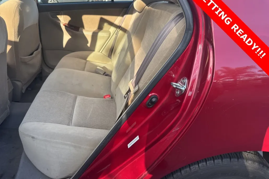 2005 Toyota Corolla LE photo 1