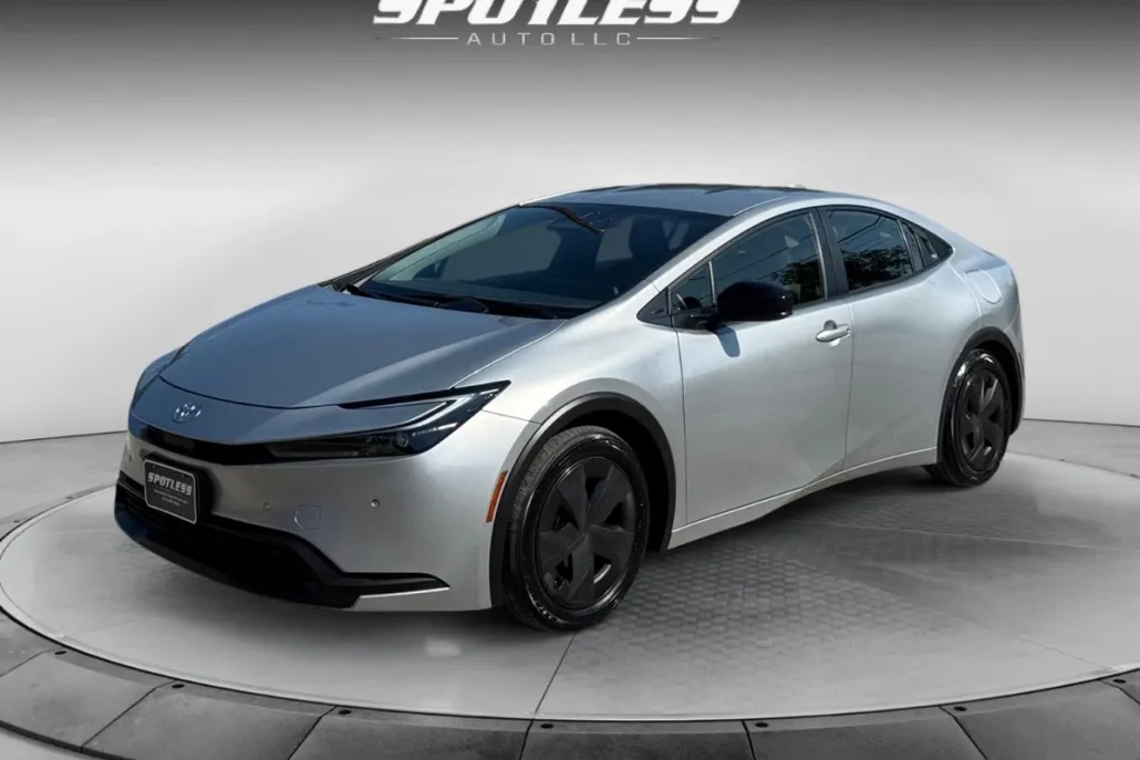 2024 Toyota Prius LE photo 1