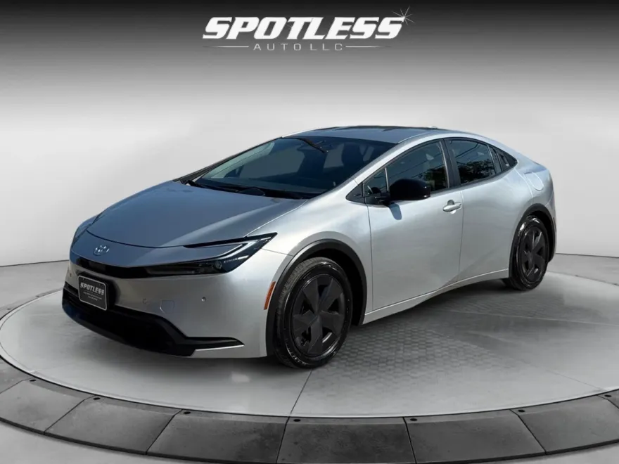 2024 Toyota Prius LE photo 1