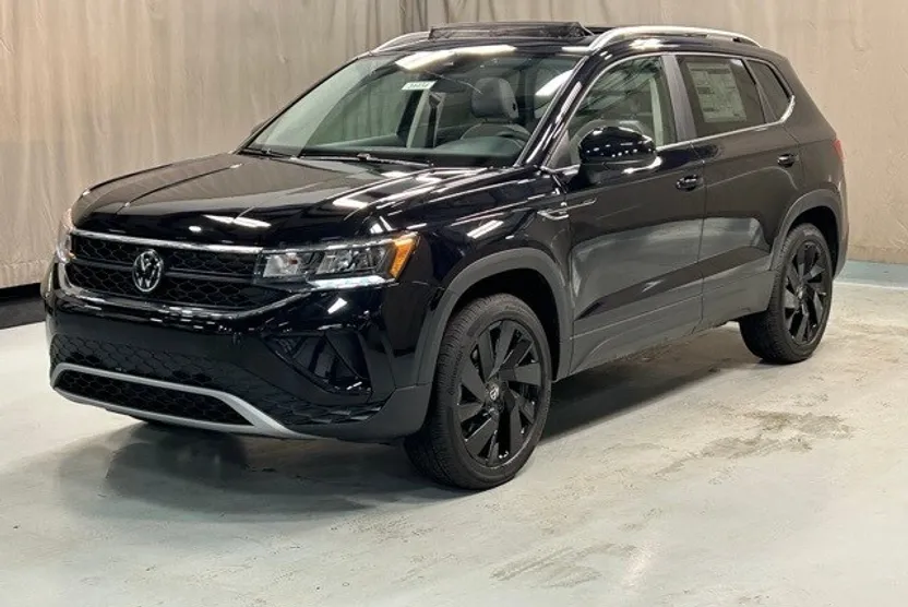 2024 Volkswagen Taos SE photo 1