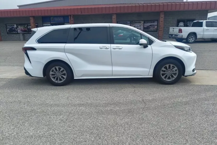 2023 Toyota Sienna LE photo 1