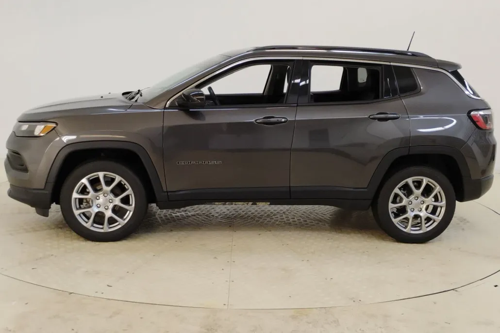 2022 Jeep Compass Latitude Lux photo 1