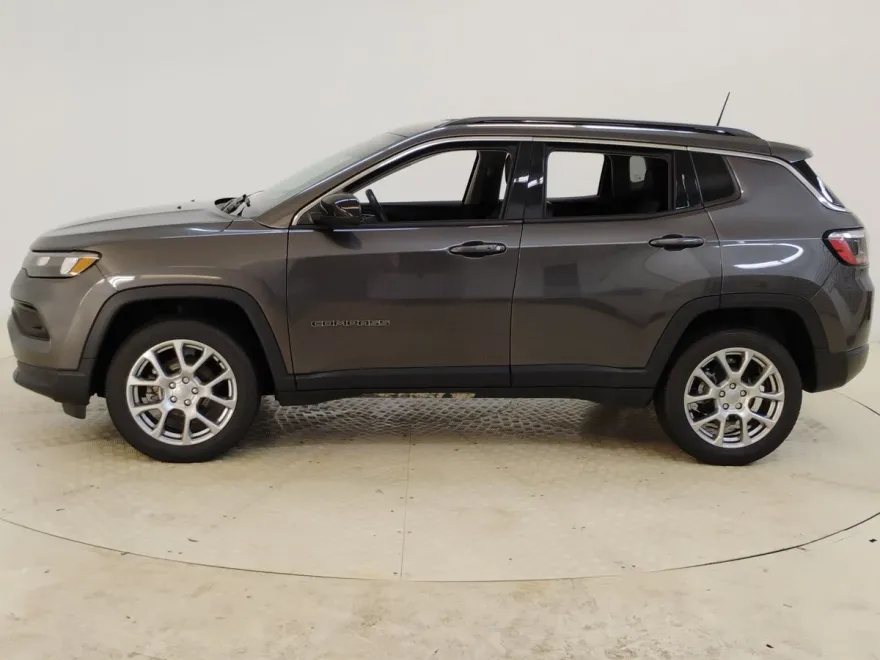 2022 Jeep Compass Latitude Lux photo 1