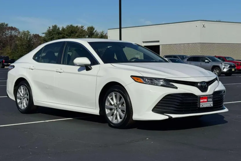 2018 Toyota Camry LE photo 1