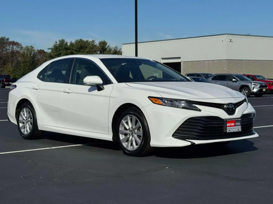 2018 Toyota Camry LE photo 1