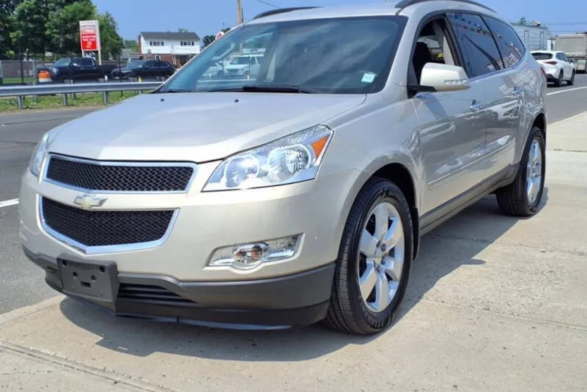 2012 Chevrolet Traverse 1LT photo 1