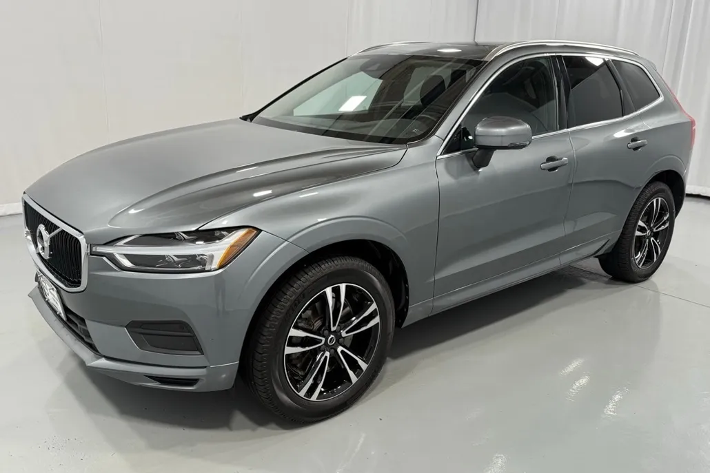 2020 Volvo XC60 T6 Momentum photo 1