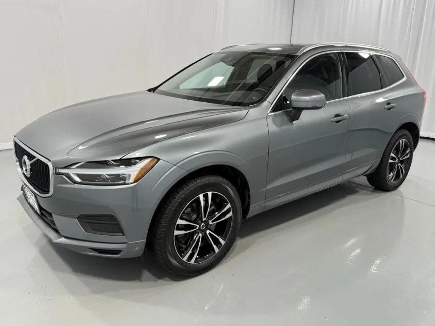 2020 Volvo XC60 T6 Momentum photo 1