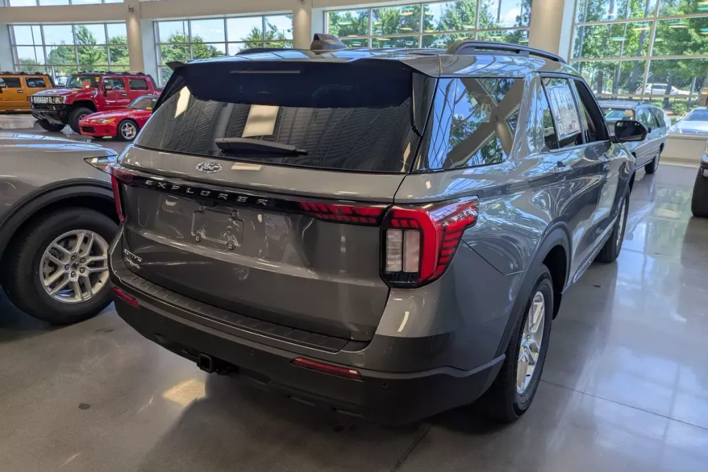 2025 Ford Explorer photo 1