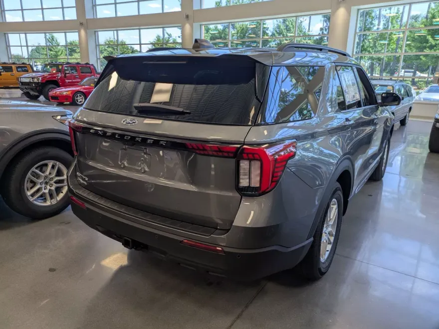 2025 Ford Explorer photo 1