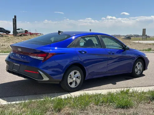 2025 Hyundai Elantra SE photo 4