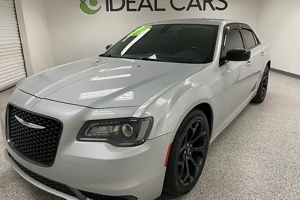 2019 Chrysler 300 Touring photo 1