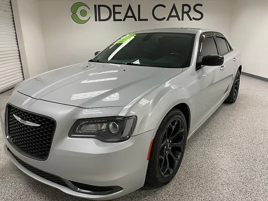 2019 Chrysler 300 Touring photo 1