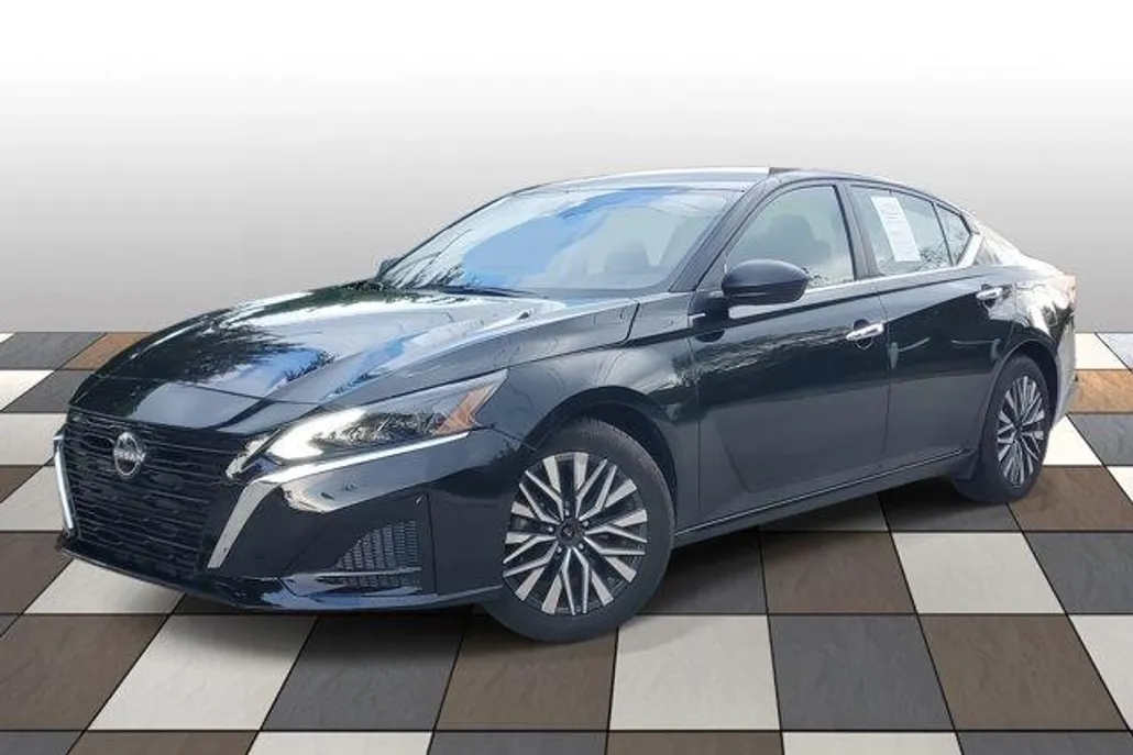 2024 Nissan Altima 2.5 SV photo 1