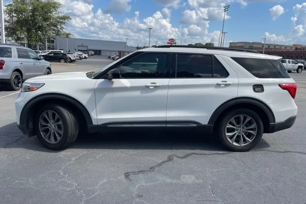 2021 Ford Explorer XLT Sport photo 1