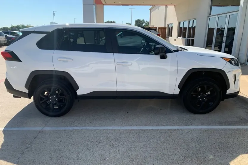 2022 Toyota RAV4 LE photo 1