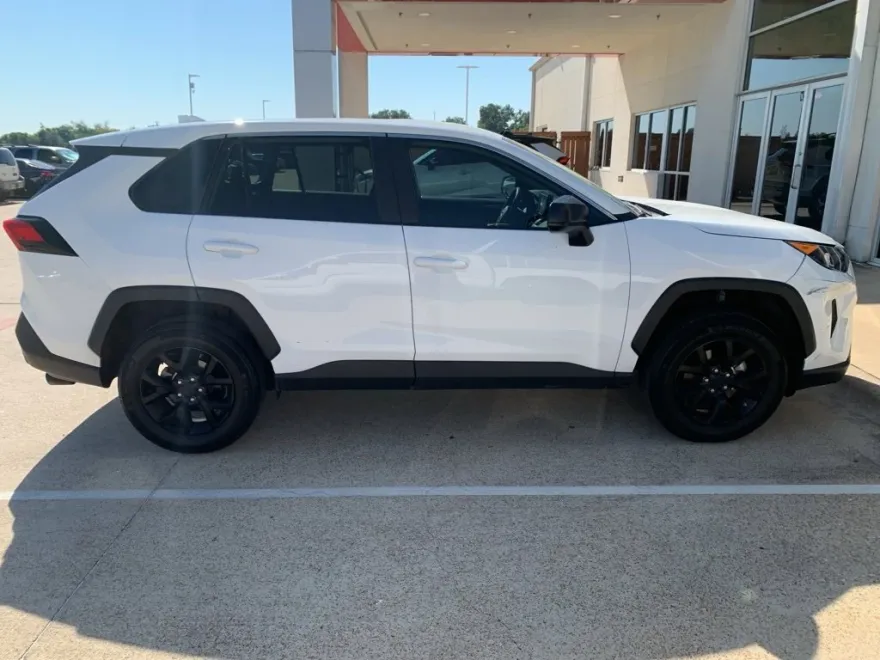 2022 Toyota RAV4 LE photo 1