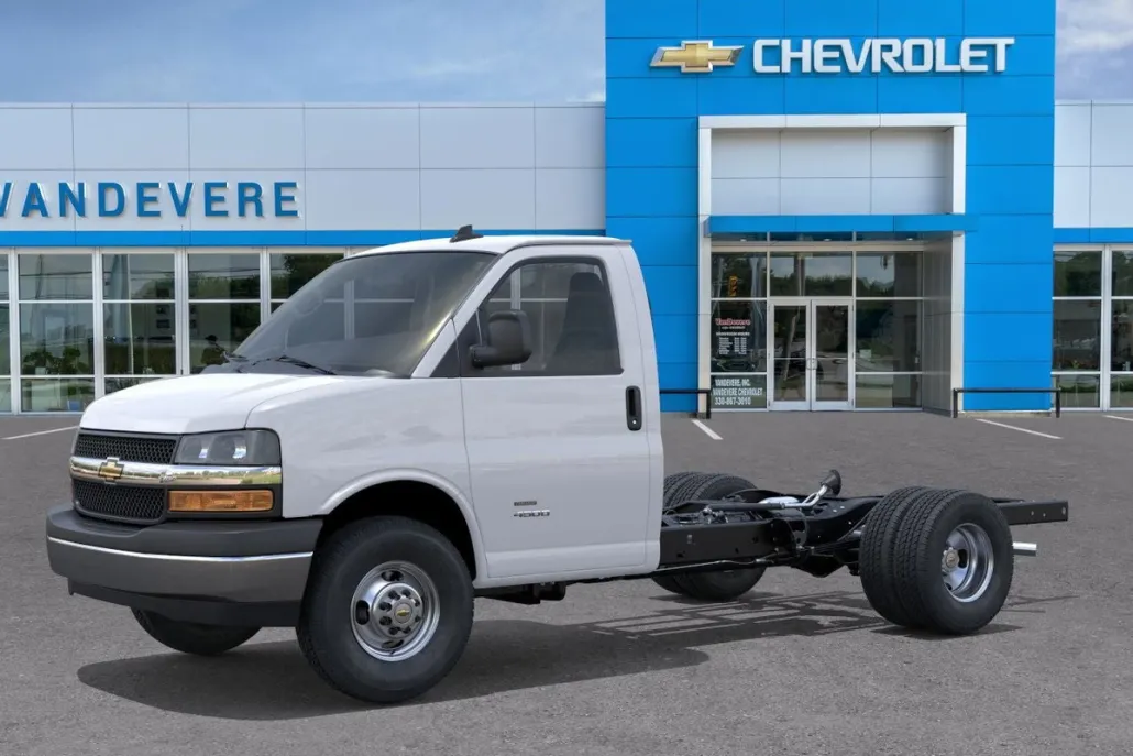 2025 Chevrolet Express Cutaway 3500 photo 1