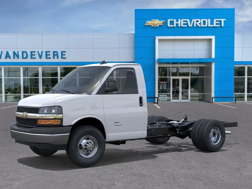 2025 Chevrolet Express Cutaway 3500 photo 1