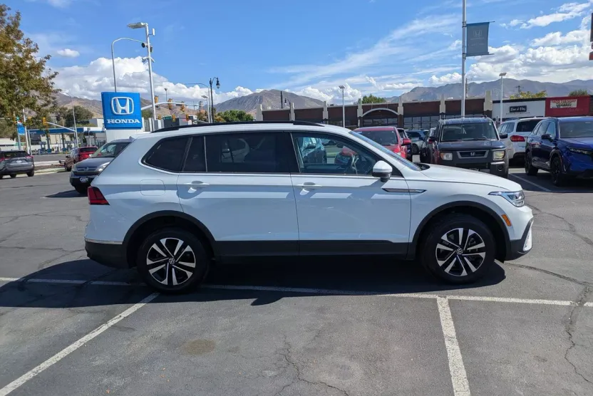 2022 Volkswagen Tiguan S photo 1