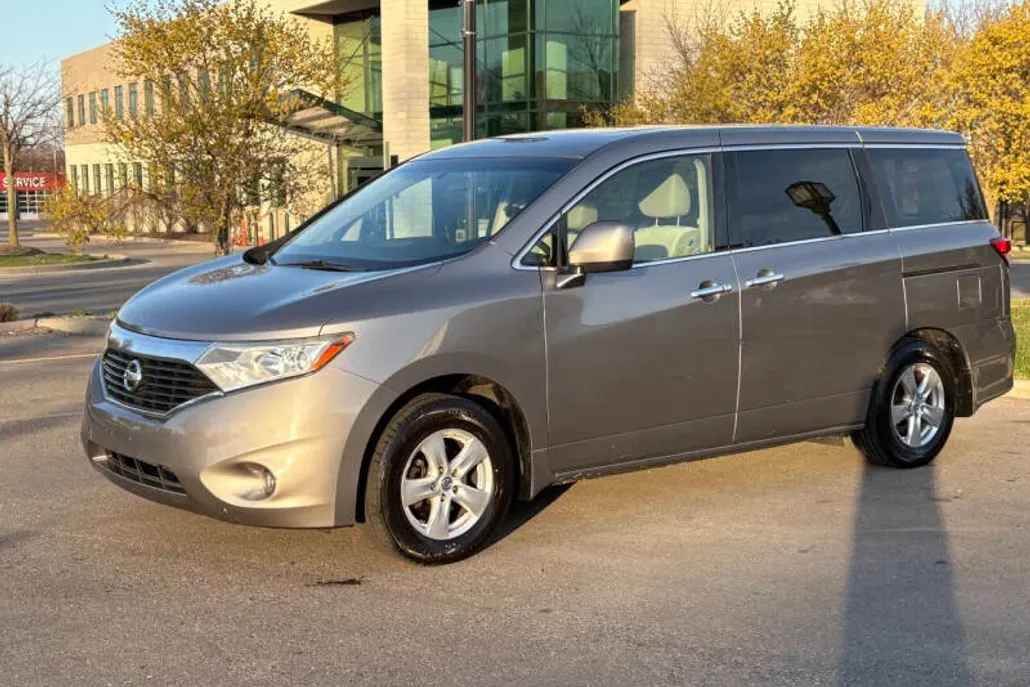 2011 Nissan Quest SV photo 1