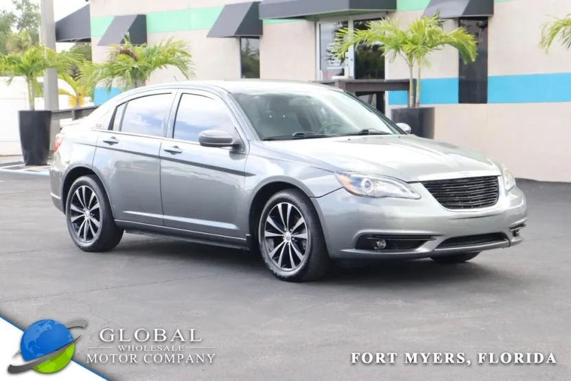 2013 Chrysler 200 Touring photo 1