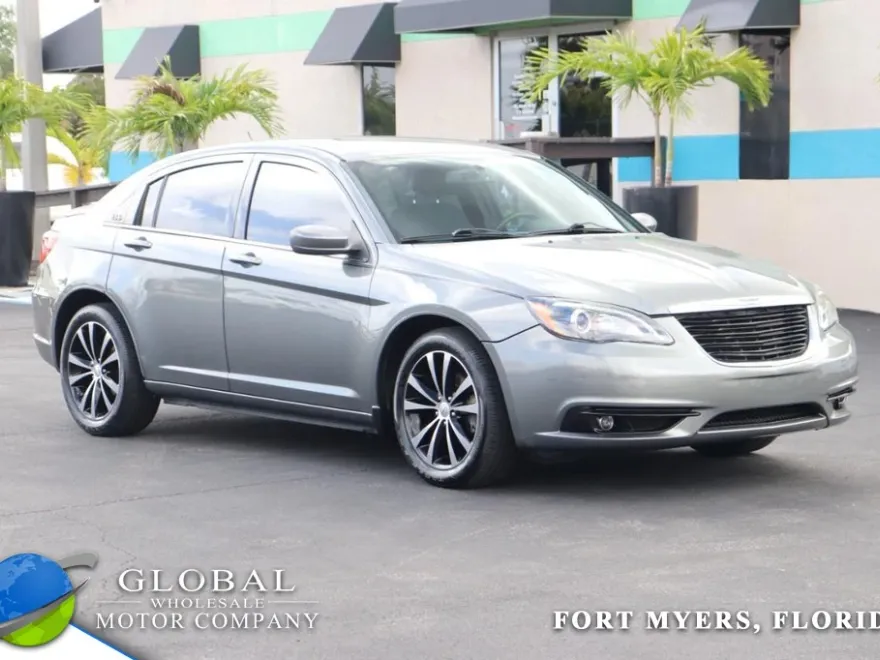 2013 Chrysler 200 Touring photo 1