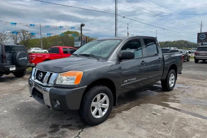 2012 Nissan Titan SV photo 1