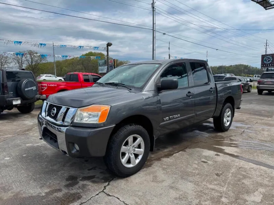 2012 Nissan Titan SV photo 1