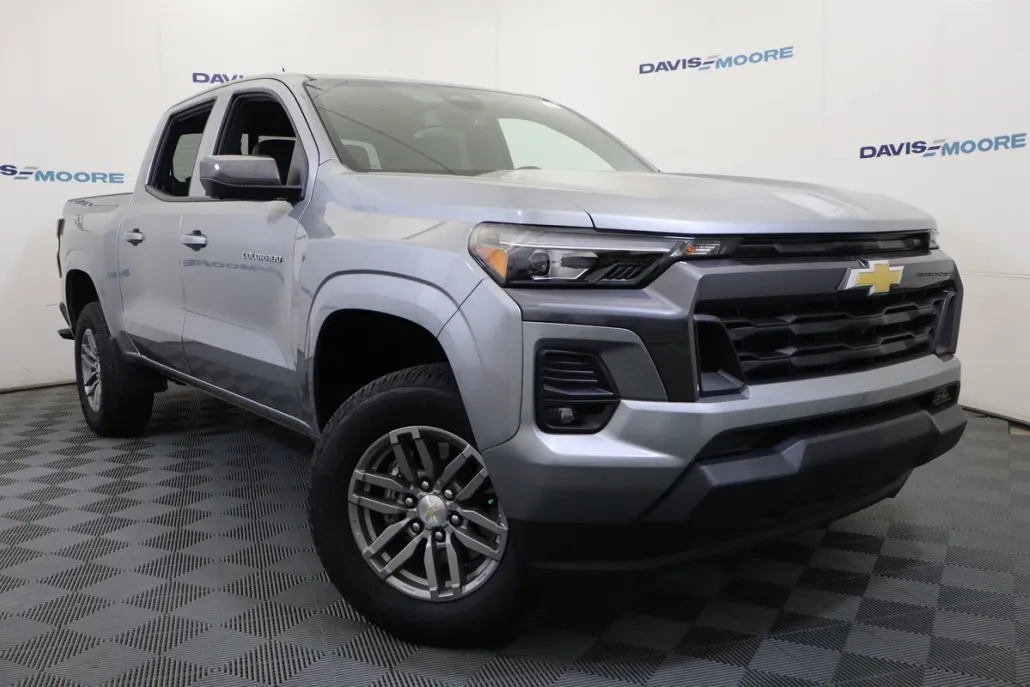 2025 Chevrolet Colorado Work Truck LT photo 1