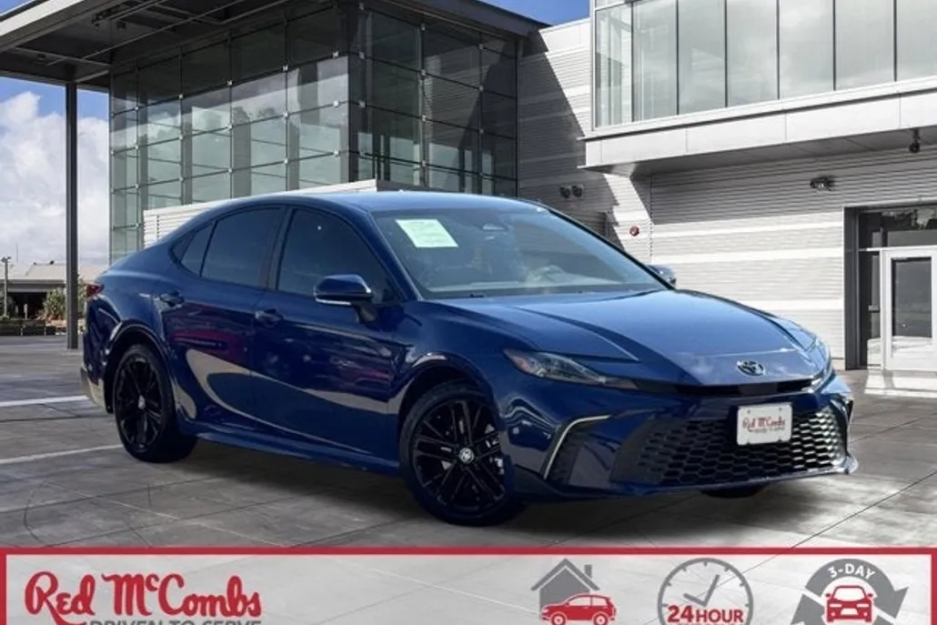 2025 Toyota Camry SE photo 1