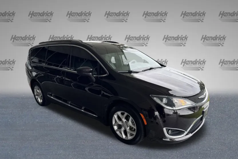 2018 Chrysler Pacifica Touring L photo 1