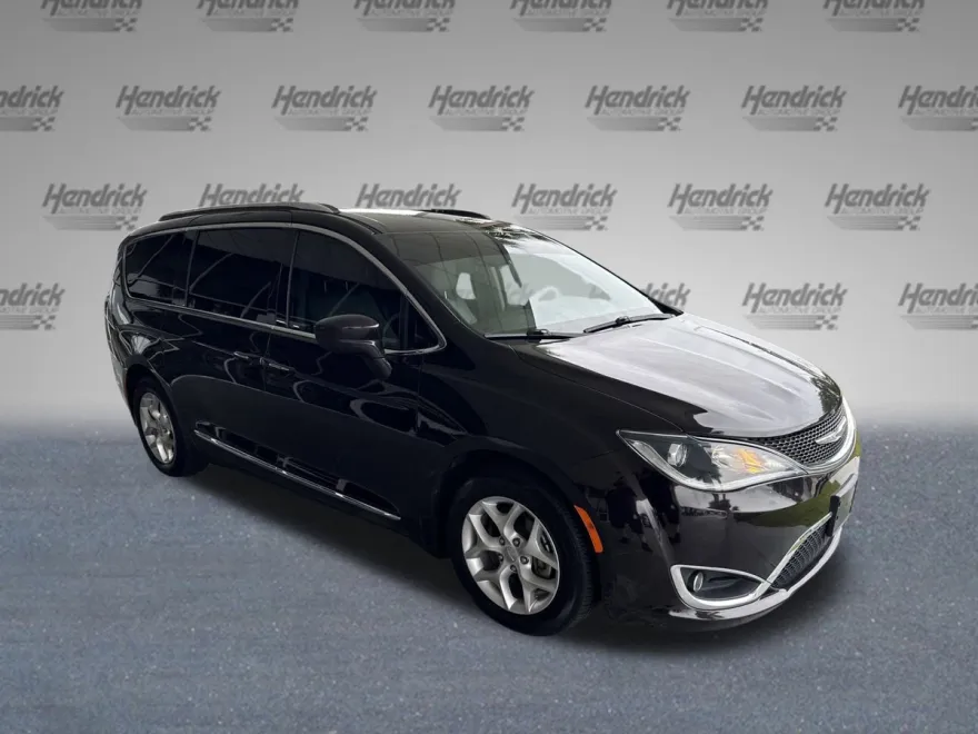 2018 Chrysler Pacifica Touring L photo 1