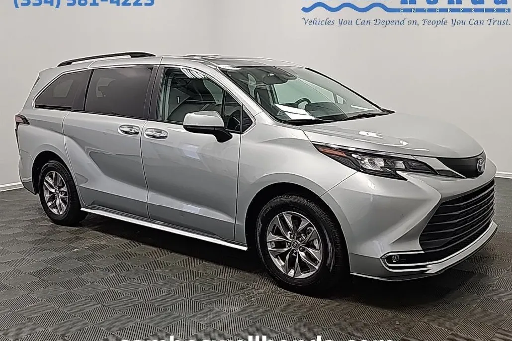 2024 Toyota Sienna XLE photo 1