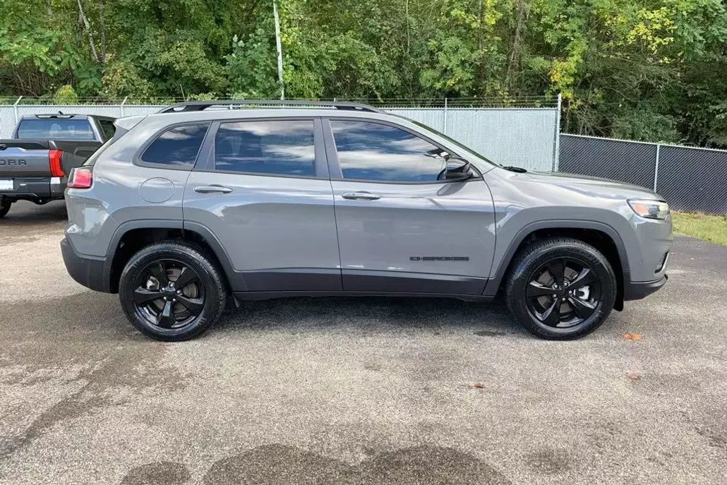 2023 Jeep Cherokee Altitude photo 1