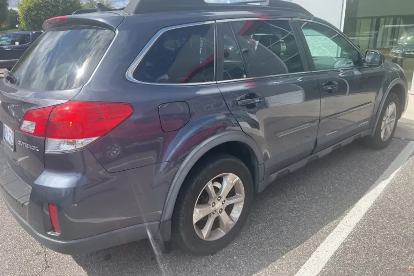 2014 Subaru Outback 2.5i Limited photo 1