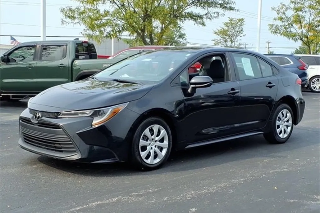 2023 Toyota Corolla LE photo 1