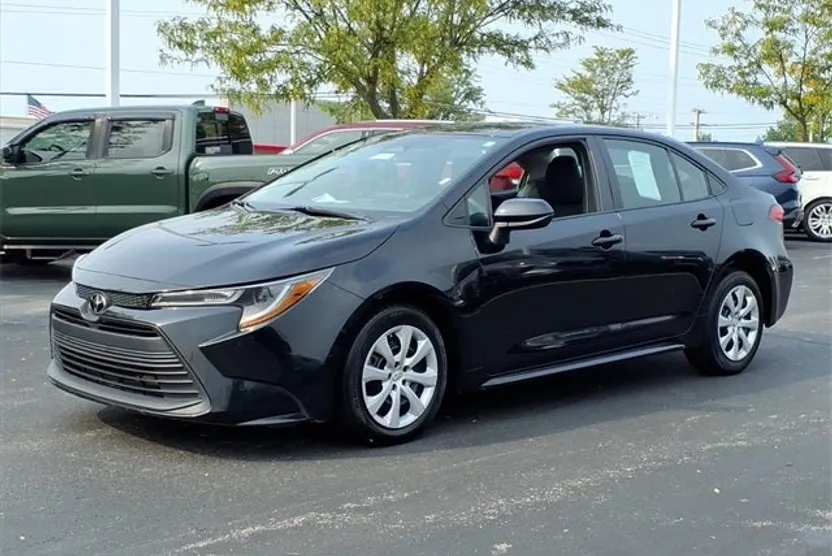 2023 Toyota Corolla LE photo 1